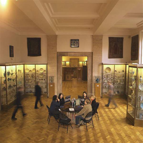 Gallery 33 - The Arts of the Near East, The Fitzwilliam Museum, Cambridge © The Fitzwilliam Museum